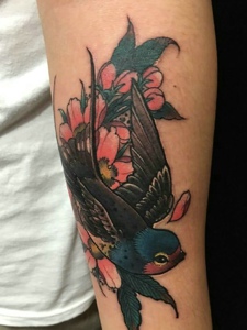 手臂小燕子纹身图片可爱动人