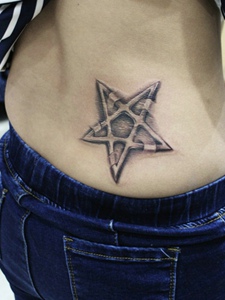 腰部上的个性五角星纹身图片