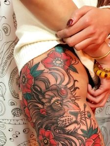女性花腿彩色狮子头纹身图片