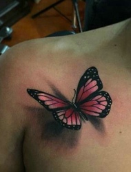 立体感十足的彩色蝴蝶纹身