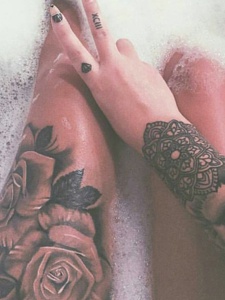 沐浴中的美女个性夸张纹身