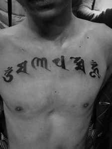 男士胸前的个性梵文纹身手稿