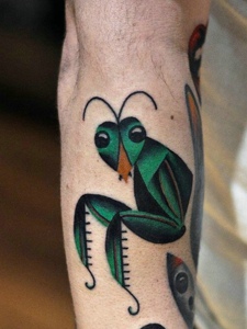 手臂一只个性彩色蟑螂纹身图片