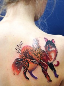 女生背部个性狐狸纹身