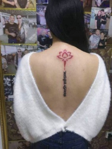 花朵和梵文连在一起的后背纹身