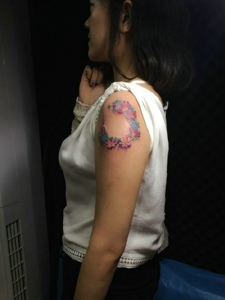女生手臂上的五彩花环纹身图片