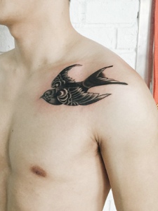 男士锁骨上的一只燕子纹身图片