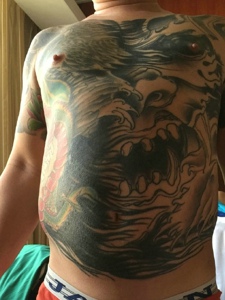 男士胸前个性潇洒的图腾纹身图案