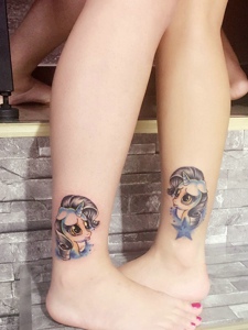 处在小腿部的卡通女生头像情侣纹身图片