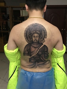 勇士男的个性佛像后背纹身图片