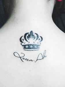立在美女背上的皇冠纹身