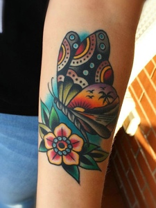 蝴蝶与花朵一起的手臂纹身图片