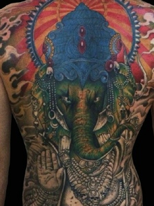 满背个性彩色大象神纹身图片