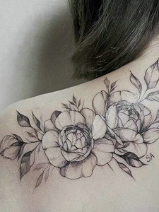 一组适合女生的唯美花朵纹身图案