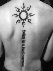 小太阳与英文结合的背部纹身