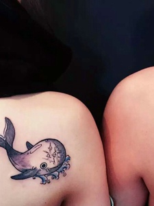 情侣肩背有着活跃小海豚纹身图片