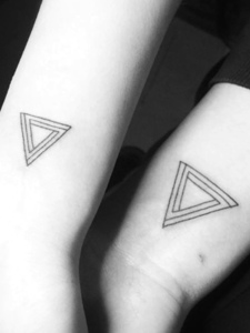 重叠的三角形手臂情侣纹身图片