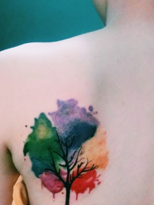 皙白的肌肤五彩缤纷的小树纹身图片