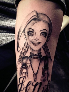 手臂超级可爱的小女生肖像纹身