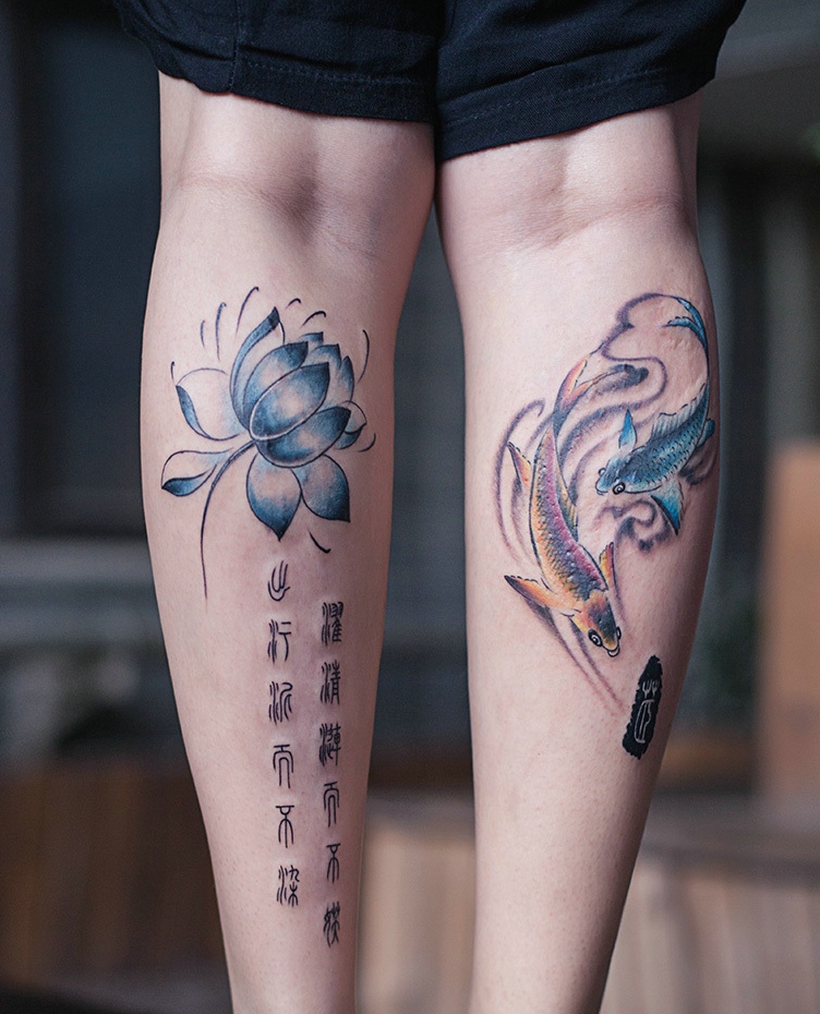 点击大图看下一张：莲花繁体字和小鲤鱼一起的腿部纹身(1/1)