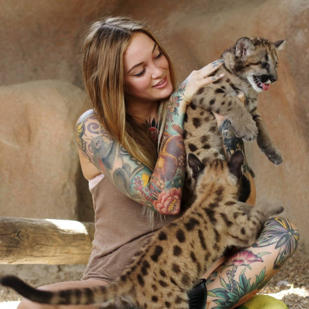 点击大图看下一张：欧美女性和动物亲密接触非常开心的个性纹身(3/6)