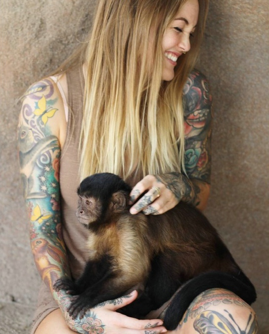 点击大图看下一张：欧美女性和动物亲密接触非常开心的个性纹身(5/6)