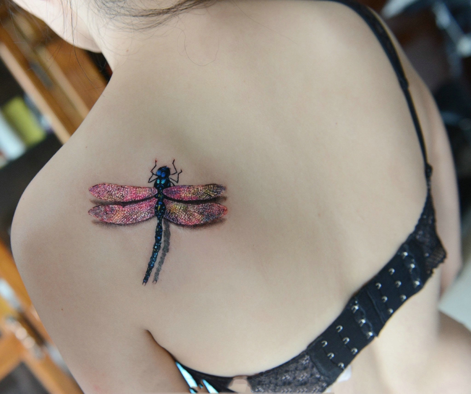 点击大图看下一张：落在美女肩上光彩夺目的五彩蜻蜓刺青(2/2)