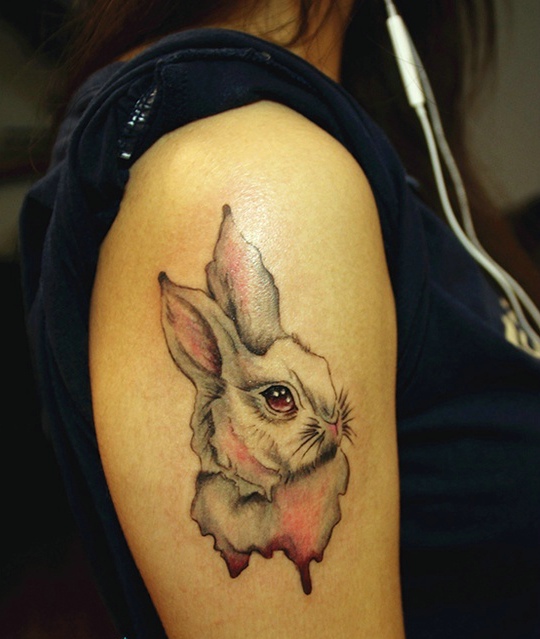 点击大图看下一张：女生大臂上的小白兔纹身可爱极了(1/2)