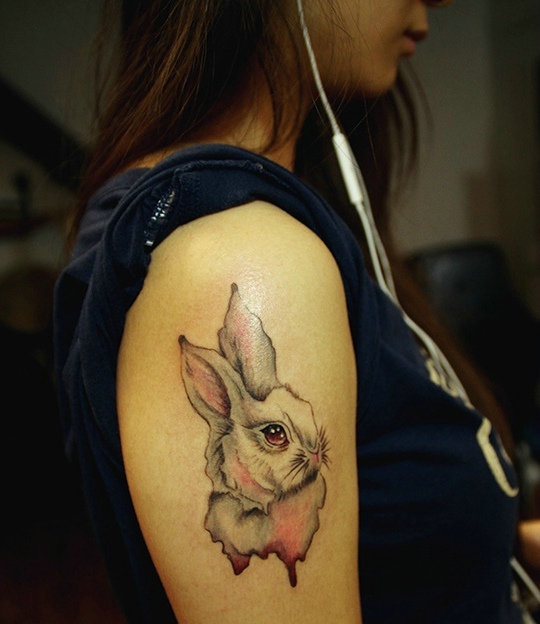 点击大图看下一张：女生大臂上的小白兔纹身可爱极了(2/2)