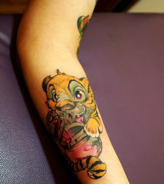 点击大图看下一张：手臂有着非常可爱好玩的小老虎纹身(1/3)