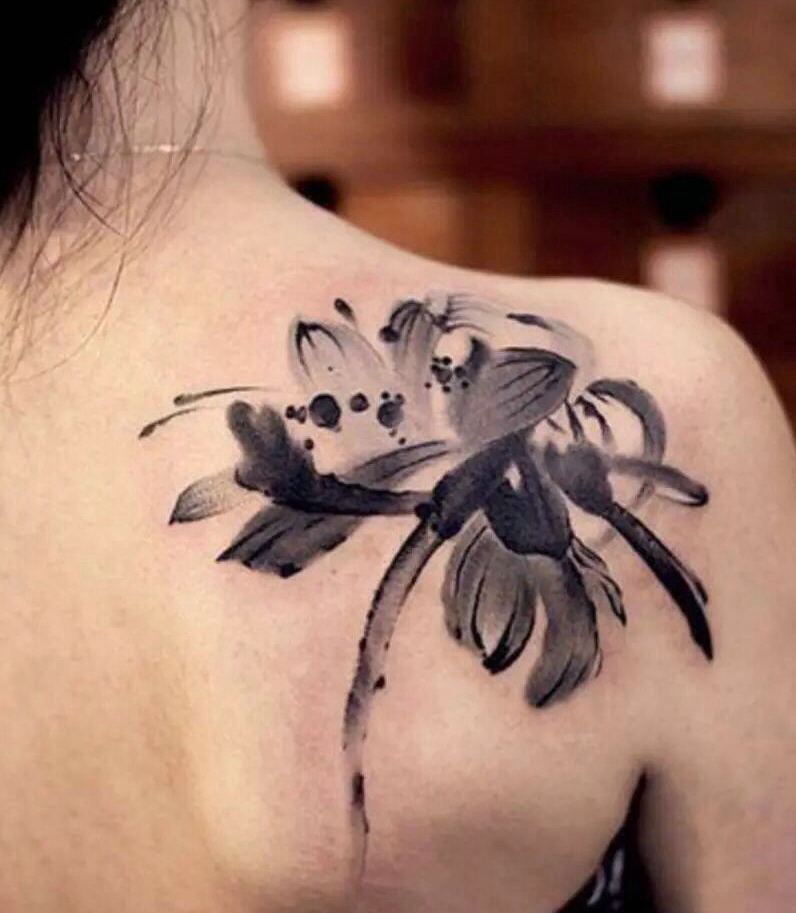 点击大图看下一张：水墨莲花刺青落在性感的肩膀上(1/1)