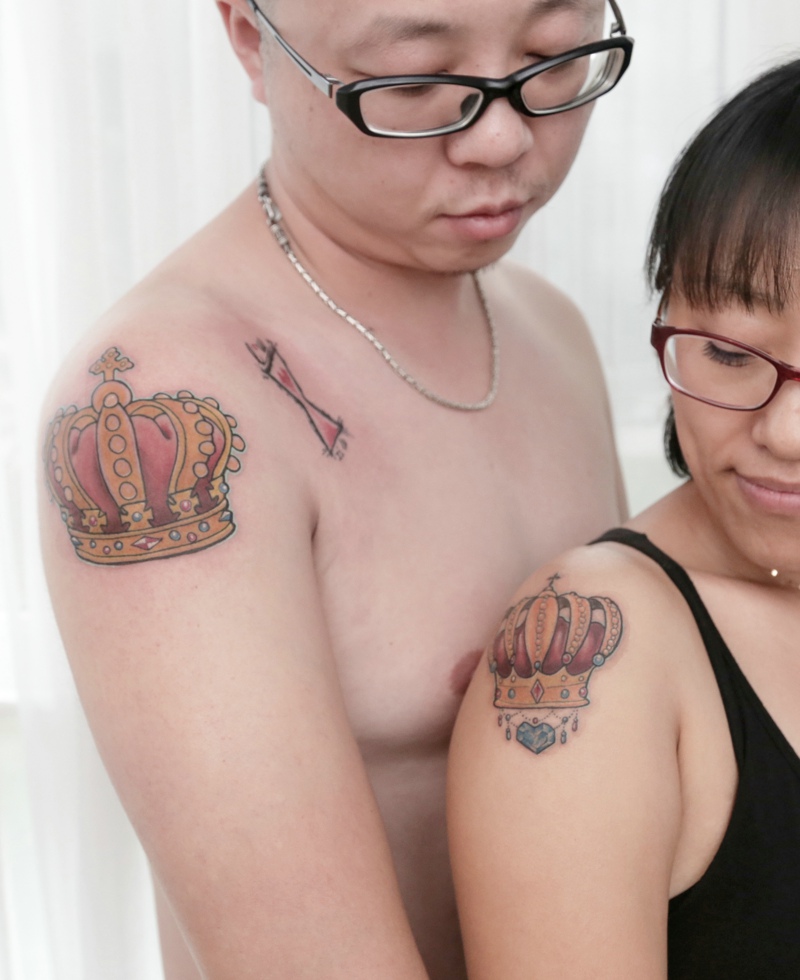 点击大图看下一张：非常默契的情侣大臂彩色皇冠纹身(1/1)