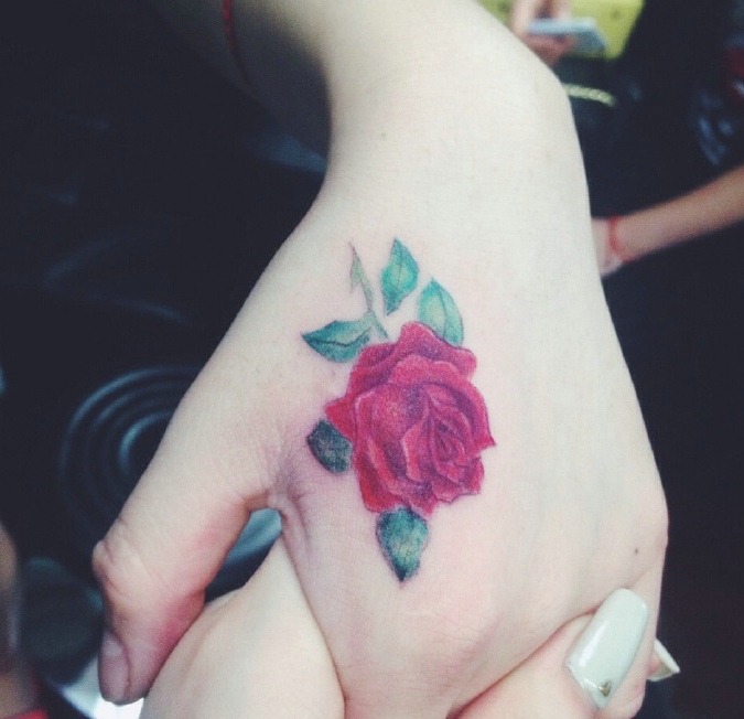 点击大图看下一张：精致的虎口玫瑰花朵纹身唯美又好看(2/2)