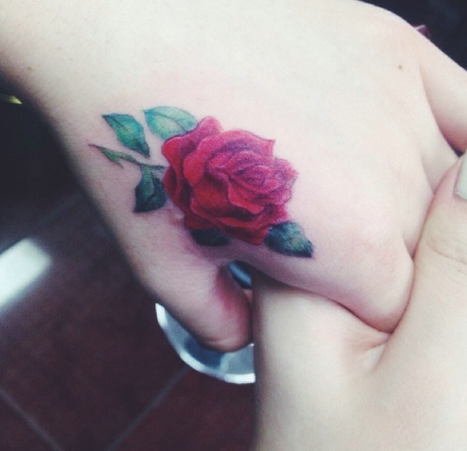 点击大图看下一张：精致的虎口玫瑰花朵纹身唯美又好看(1/2)