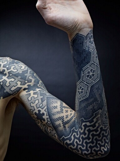 点击大图看下一张：深受时尚人士喜爱的图腾花臂纹身(1/1)
