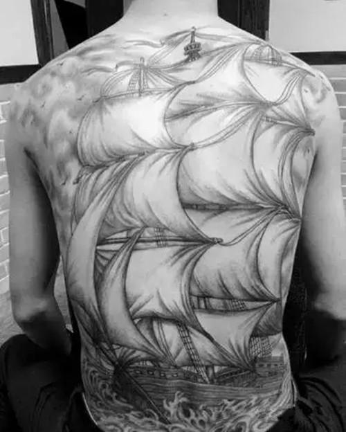 点击大图看下一张：男士满背个性黑白大帆船纹身(1/1)