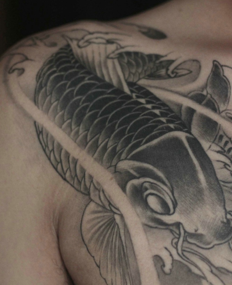 点击大图看下一张:男士胸前霸气黑白大鲤鱼纹身(1/1)