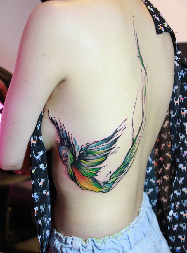 点击大图看下一张：飞落在女生肌肤上的五彩小鸟个性图案纹身(1/3)