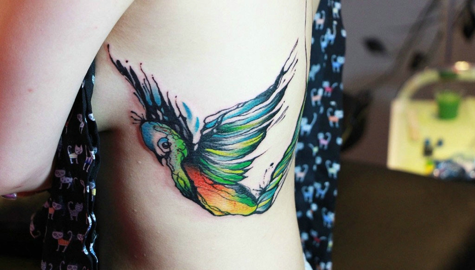 点击大图看下一张：飞落在女生肌肤上的五彩小鸟个性图案纹身(3/3)
