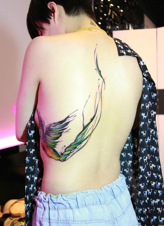 点击大图看下一张：飞落在女生肌肤上的五彩小鸟个性图案纹身(2/3)