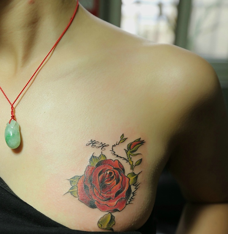 点击大图看下一张：红玫瑰纹身代表着向往爱情的一种表达方式(1/1)