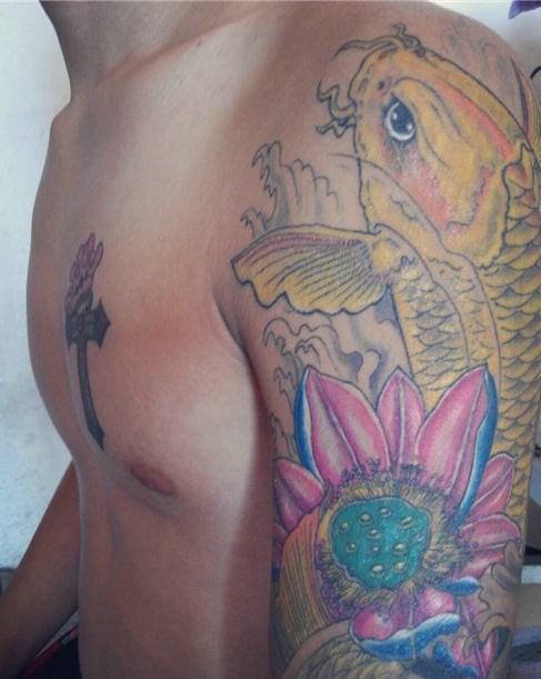 点击大图看下一张：莲花和大鲤鱼在一起的手臂纹身(1/1)