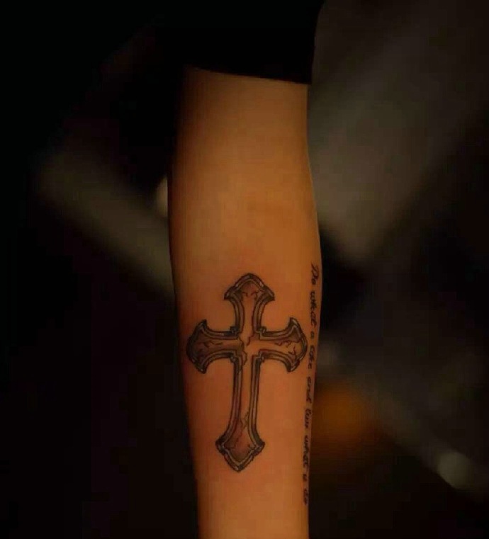 点击大图看下一张：个性简单十字架和英文结合的手臂纹身(1/2)