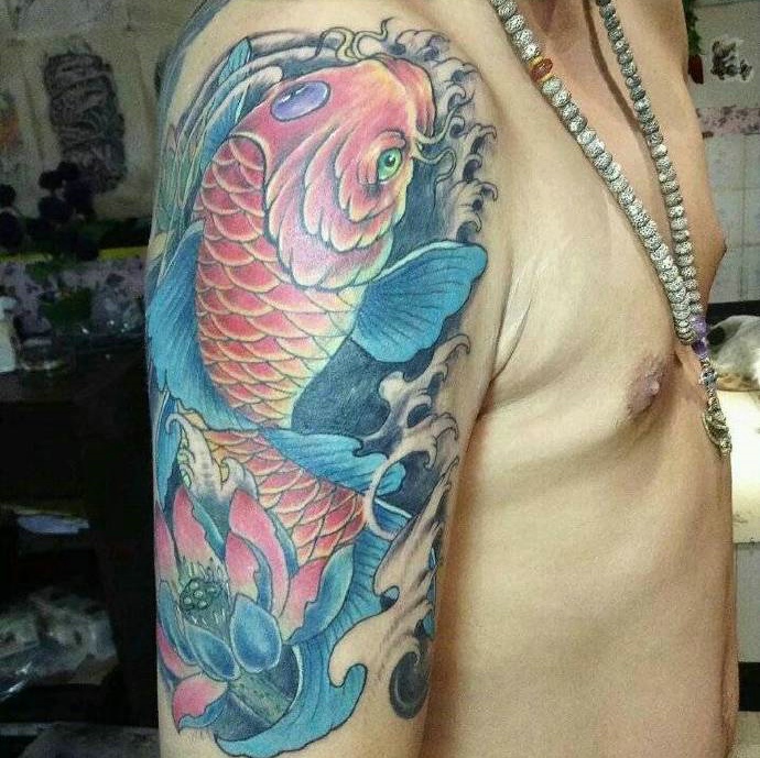 点击大图看下一张：落在大臂上的红鲤鱼和荷花纹身(1/2)