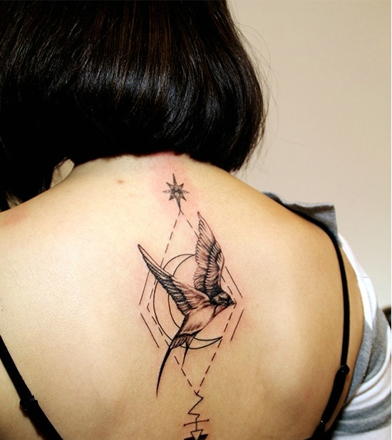 点击大图看下一张：美女后背有着小鸟和几何图形结合的纹身(1/1)