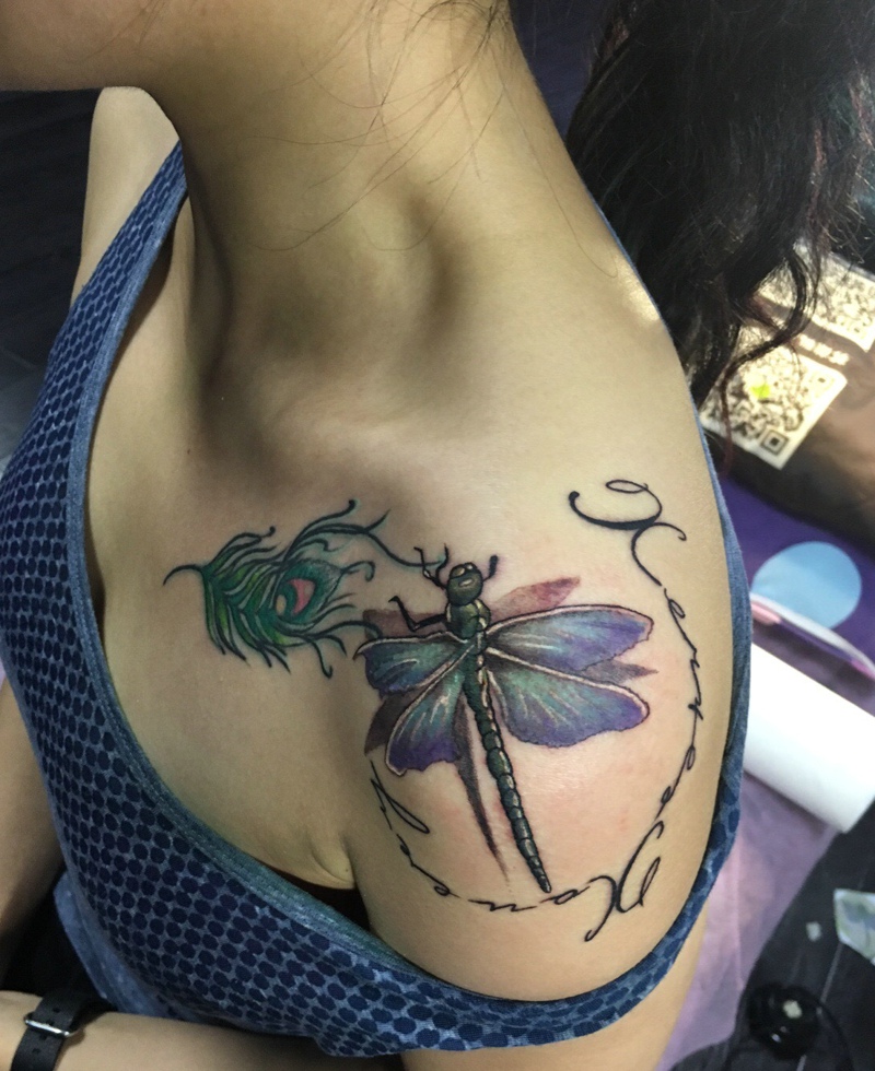 点击大图看下一张：处在左侧肩膀的小蜻蜓纹身特别可爱(2/2)