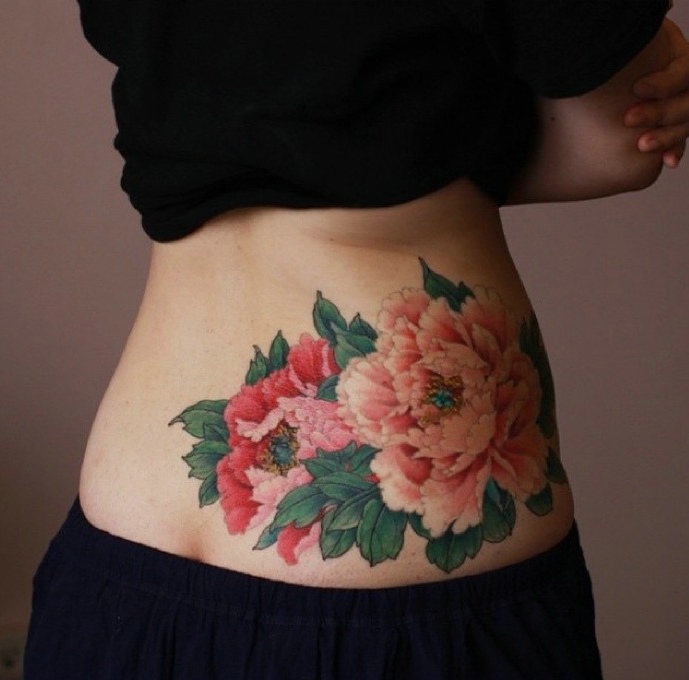 点击大图看下一张：细腰美女腰部上有着唯美精致的花朵纹身(1/1)
