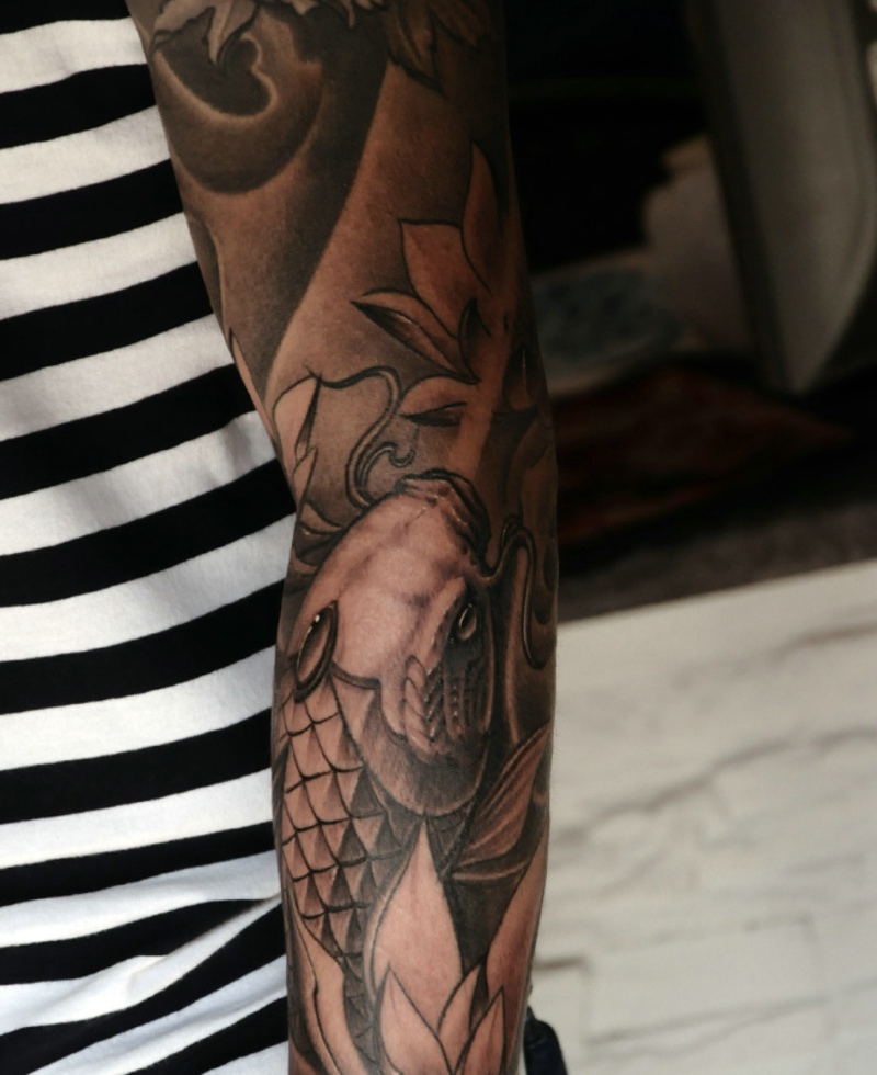点击大图看下一张：现代派的手臂黑白花朵和鲤鱼纹身(1/3)