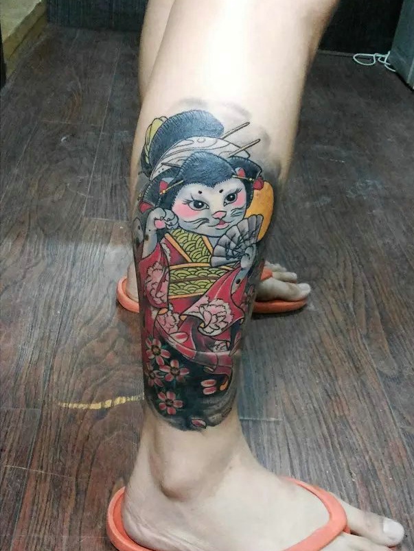 点击大图看下一张：非常可爱的彩色艺妓猫脚部纹身(2/2)