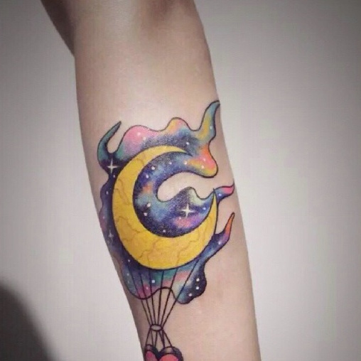 点击大图看下一张：非常漂亮的手臂彩色月亮纹身(1/1)